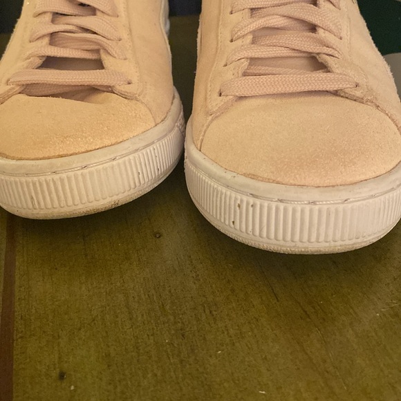 Puma  Suede Classic XXI sneakerin a light pink/peach color. - Picture 2 of 13